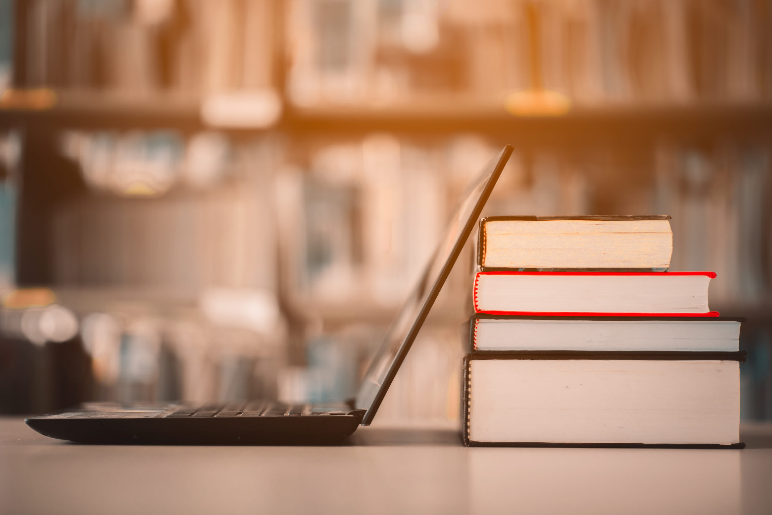 Libri e laptop su un tavolo in libreria